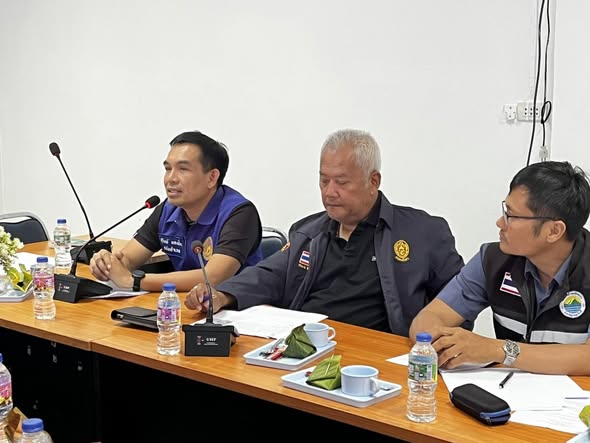 การประชุมคณะกรรมการบริหารท่าเทียบเรือของเทศบาลตำบลบ้านใต้
วันที่ 20 กุมภาพันธ์ 2569 เวลา 09.30 น. 
นายไตรรงค์ ใจกว้าง นายกเทศมนตรีตำบลบ้านใต้ มอบหมายให้  
นายศักดิ์ดา จิตต์จร รองนายกเทศมนตรี เป็นประธานในการประชุมแต่งตั้งคณะกรรมการบริหารท่าเทียบเรือของเทศบาลบ้านใต้ พร้อมด้วย นายไพรัช โชติช่วง รองนายกเทศมนตรี  สมาชิกสภาเทศบาล ปลัดอำเภอเกาะพะงัน 
ผู้อำนวยการสำนักงานเจ้าท่าภูมิภาคสาขาเกาะพะงัน รองนายกเทศมลตรีเทศบาลเพรชพะงัน 
พนักงานเทศบาลบ้านใต้  เข้าร่วมประชุม ณ ห้องประชุมเทศบาลตำบลบ้านใต้
เพื่อให้การบริหารจัดการท่าเทียบเรือหาดริ้นเป็นไปด้วยความเรียบร้อย โปร่งใส สามารถตรวจสอบได้ และเกิดประโยชน์สูงสุดต่อประชาชนและส่วนรวม